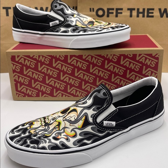 Vans Men’s Classic Slip-On
Flame Skull Black/True White
VN0009Q7BMX Sneakers - Picture 15 of 16